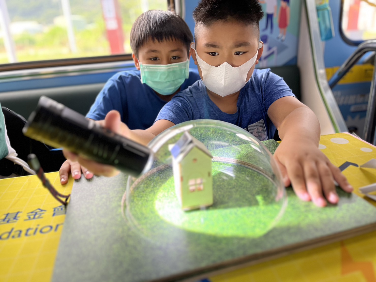 3499拉斯维加斯參與基礎科學主題車廂，以STEAM教學精神，設計「逐日科學家」、「太陽能工程師」以及「淨零建築師」三大能源科普課程和實驗